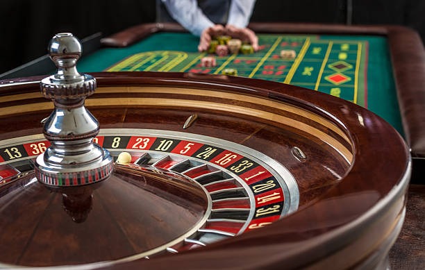 hqtoto app showing live football betting and casino games